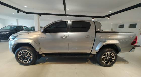 TOYOTA HILUX 2.8 D-4D TURBO DIESEL CD SRX PLUS 4X4 AUTOMÁTICO